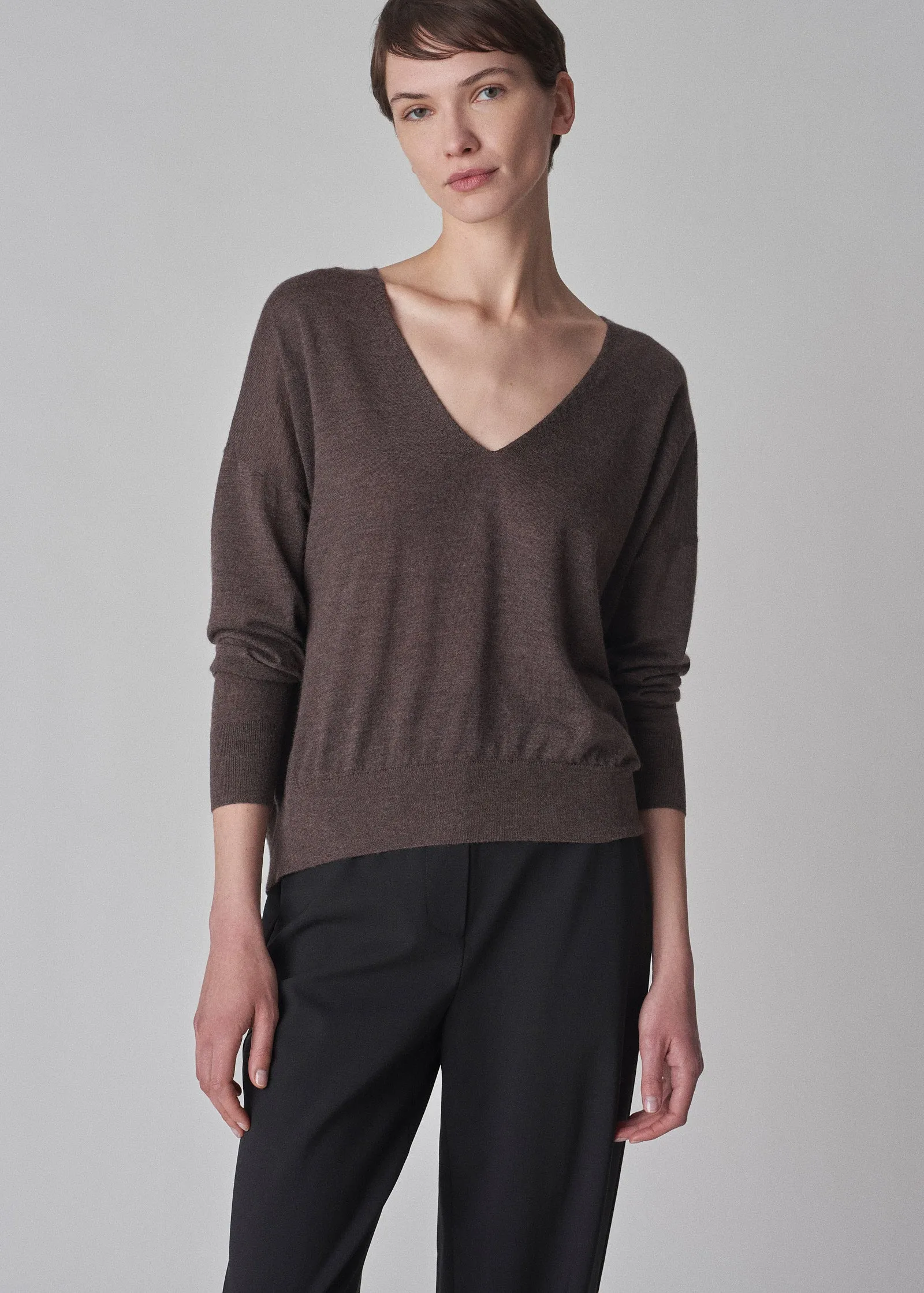 V-Neck Sweater in Fine Cashmere - Brown